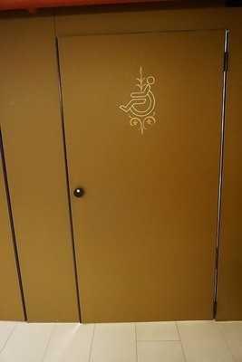 Tür zur Toilette Art der Tür / des Durchgangs: Einflügel Die Tür bzw. der Türrahmen ist visuell kontrastreich zur Umgebung abgesetzt.