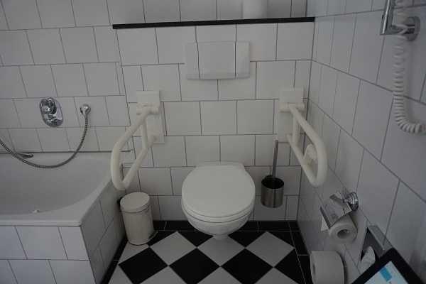 Sanitärraum zu Zimmer 25 Toilette Sanitärraum Dusche Tür Sanitärraum Tür
