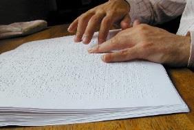Ein weiterer Schwerpunkt der bibelgesellschaftlichen Arbeit waren Ausgaben für sehbehinderte und gehörlose Menschen. Eine Bibelausgabe in der Blindenschrift Braille umfasst rund 40 Bände.
