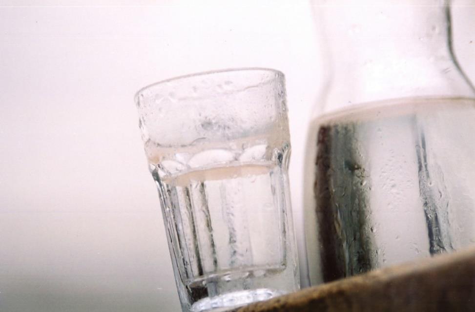 Trinkwasser 0,3 Prozent stehen als Trinkwasser zur Verfügung 2,1 Milliarden Menschen haben keinen Zugang zu sauberem