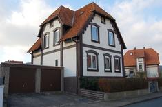 Der Altbau aus 1903 (Denkmalschutz) ist Teil der alten Benscheidt Siedlung. Beide Häuser stehen auf einem 1.249m² großem Grundstück, das vielfältig genutzt werden kann.