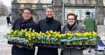 KRM Blumengruß für Villacher Im Auftrag von Amor unterwegs waren Stadtrat Christian Pober, Stadträtin Katharina Spanring und Nationalratsabgeordneter Peter Weidinger: Sie verteilten