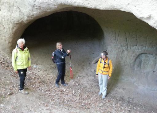 eines schmalen Pfads an den Resten des Klosters Tönisstein entlang erreichten wir die Wolfsschlucht mit ihren beeindruckenden Felsformationen.