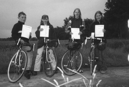 Berichte aus den TuS Abteilungen Abteilung Triathlon Spitzenplatzierungen bei Landesmeisterschaften Gleich zu Beginn der Saison 2001 standen für die in der Altersklasse Jugend startenden