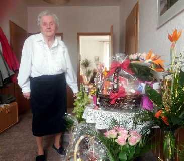 Von Anfang an dabei Herzliche Glückwünsche, Blumen und ein kleines Präsent brachte am 1. Mai 2013 unsere Vorsitzende Ingrid Müller unserem Mitglied Else Huck zum 90. Geburtstag.