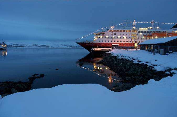 4. Tag: Am Vormittag werden Sie abgeholt und weiter geht es Richtung Norden. Bald schon passieren Sie die norwegische Grenze, weiter geht es hinab bis an den Küstenort Tromsø.