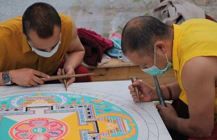 Friedensstupa Newsletter März 2018 SANDMANDALA mit buddhistischen Mönchen