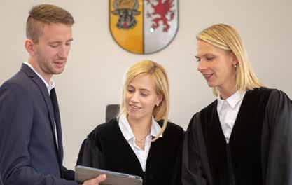 Die Zweite juristische Staatsprüfung besteht aus 8 Klausuren (4 zivilrechtliche, 2 strafrechtliche und 2 öffentlich-rechtliche Klausuren, z.t. mit anwaltlichem Schwerpunkt) und einer mündlichen Prüfung.