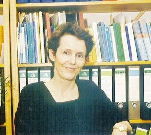 Forschungspreise Die Bielefelder Rechtswissenschaftlerin Gertrude Lübbe-Wolff, geschäftsführende Direktorin des Zentrums für interdisziplinäre Forschung, erhielt den Leibniz- Preis 2000.