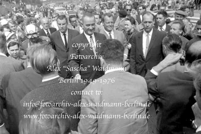 erwartet mit tausenden Berlinern (Vize)Präsident Lyndon B. Johnson am 19.08.
