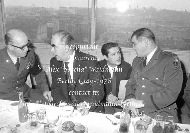 am 01.01.1962 Willy Kressmann empfängt im Rathaus Kreuzberg die U.S.