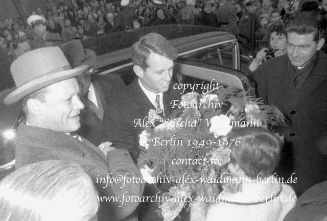 1962 - Begrüßung von Willy Brandt am Rathaus Schöneberg (2)b1631-b1686/b1668/35 Berlin-Besuch
