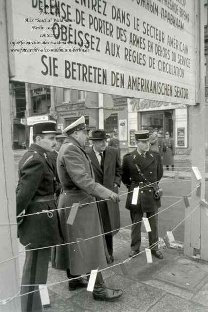 1962 an der Grenze Friedrichstraße (2)b1631-b1686/b1670/43 Mitglieder der "europäischen