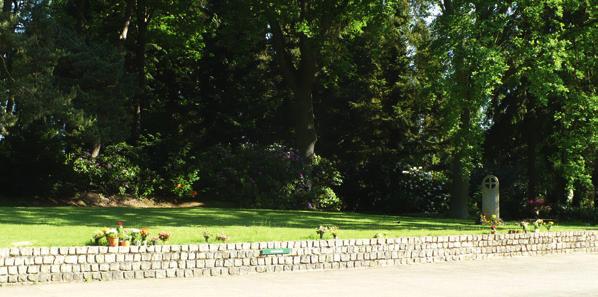 Der Urnenhain Gemeinschaftsgrabanlage Urnenreihengrabstätten in Rasenlage Der Urnenhain stellt als Gemeinschaftsgrabanlage für Urnenbestattungen die einfachste Grabform der Reihengrabstätten dar.