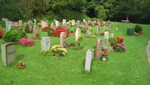 Belegung Rasenwahlgrabstätten bieten eine bedarfsgerechte Nutzung. Bei Urnenwahlgrabstätten ist die Beisetzung von bis zu vier Urnen möglich.