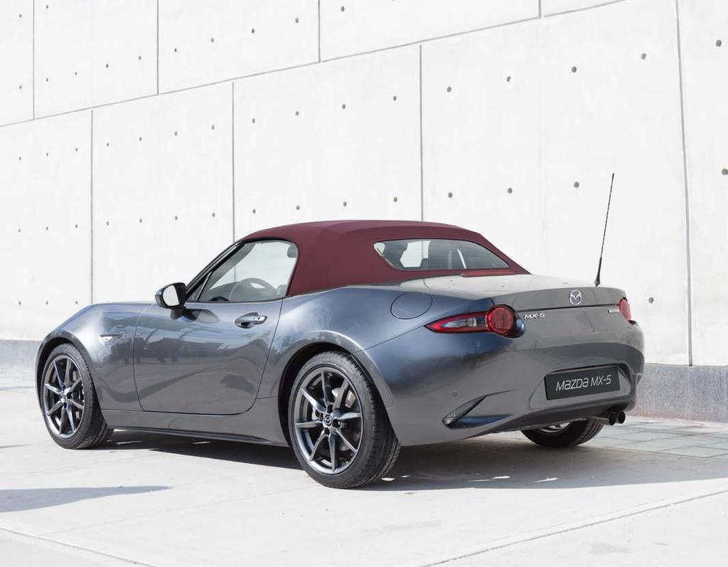 M{zd{ MX-5 R O A D S T E R H A V A N A R F H A V A N A SONDERAUSSTATTUNG: SERIENAUSSTATTUNG: Stoffverdeck in Dark Cherry mit manueller Betätigung (Roadster) Fastback-Klappdach mit elektrischer