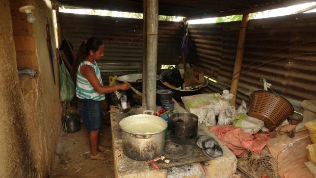 Die Armut im Haus ist groß und bedrückend. Doña Silvia besitzt nur einen halben Hektar Kaffeeland, ihr Mann ebenfalls.