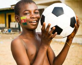 ZU FRAGE 3 2017 gewann die Fußballnationalmannschaft dieses Landes zum fünften Mal die Afrikameisterschaft. Mehr als 350.