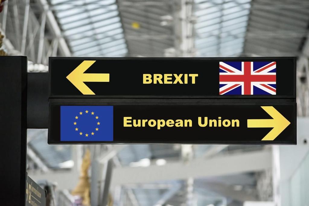 Die zukünftigen Beziehungen Quelle: Brexit oder britischer Ausgang auf Flughafenschild mit