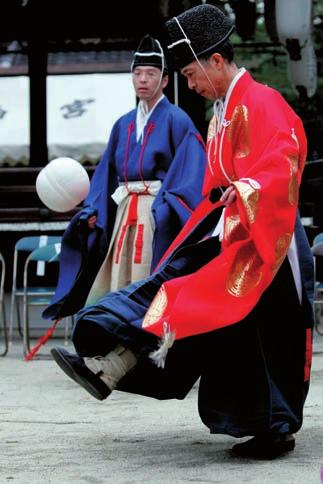 In Japan wird seit Jahrhunderten auf heiligen Plätzen das Geschicklichkeitsspiel Kemari gespielt. Die besten Spieler kicken den mit Federn gefüllten Ball dabei mehr als 5.