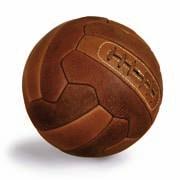 Moderner Fußball In Europa gab es schon vor mehr als 800 Jahren Ballspiele mit vielen Teilnehmern. In England sprach man vom Fußball obwohl es erlaubt war, den Ball auch mit den Händen zu berühren.