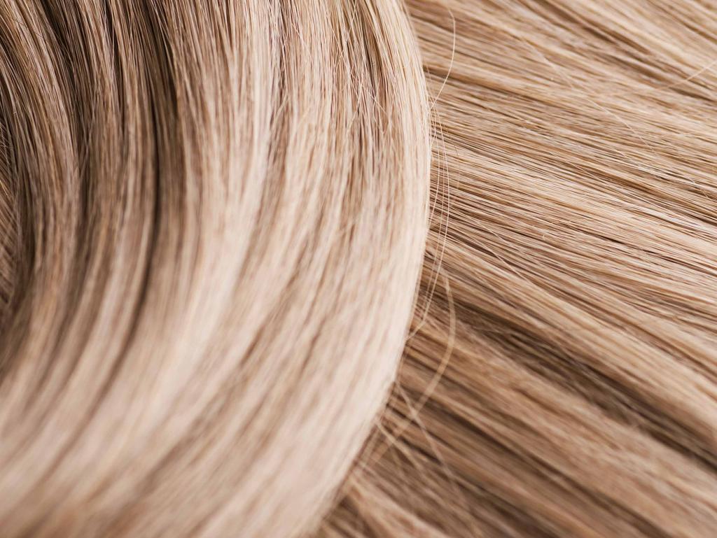 Nur Eitelkeit oder doch ernsthafte psychische Belastung? Ergrauende Haare werden gerne getönt, dünner werdendes Haar mit Haarteilen kaschiert und kurze Wimpern mit Wachstumsseren bearbeitet.