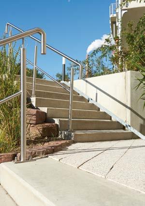 Die leicht konisch gefertigten Stufen zeichnen sich durch ihre Robustheit aus und werden gerne im Landschaftsbau und im Gartenbereich eingesetzt.
