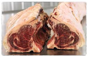 Durch das spezielle Reifeverfahren wird das Fleisch besonders zart, kräftig und aromatisch im