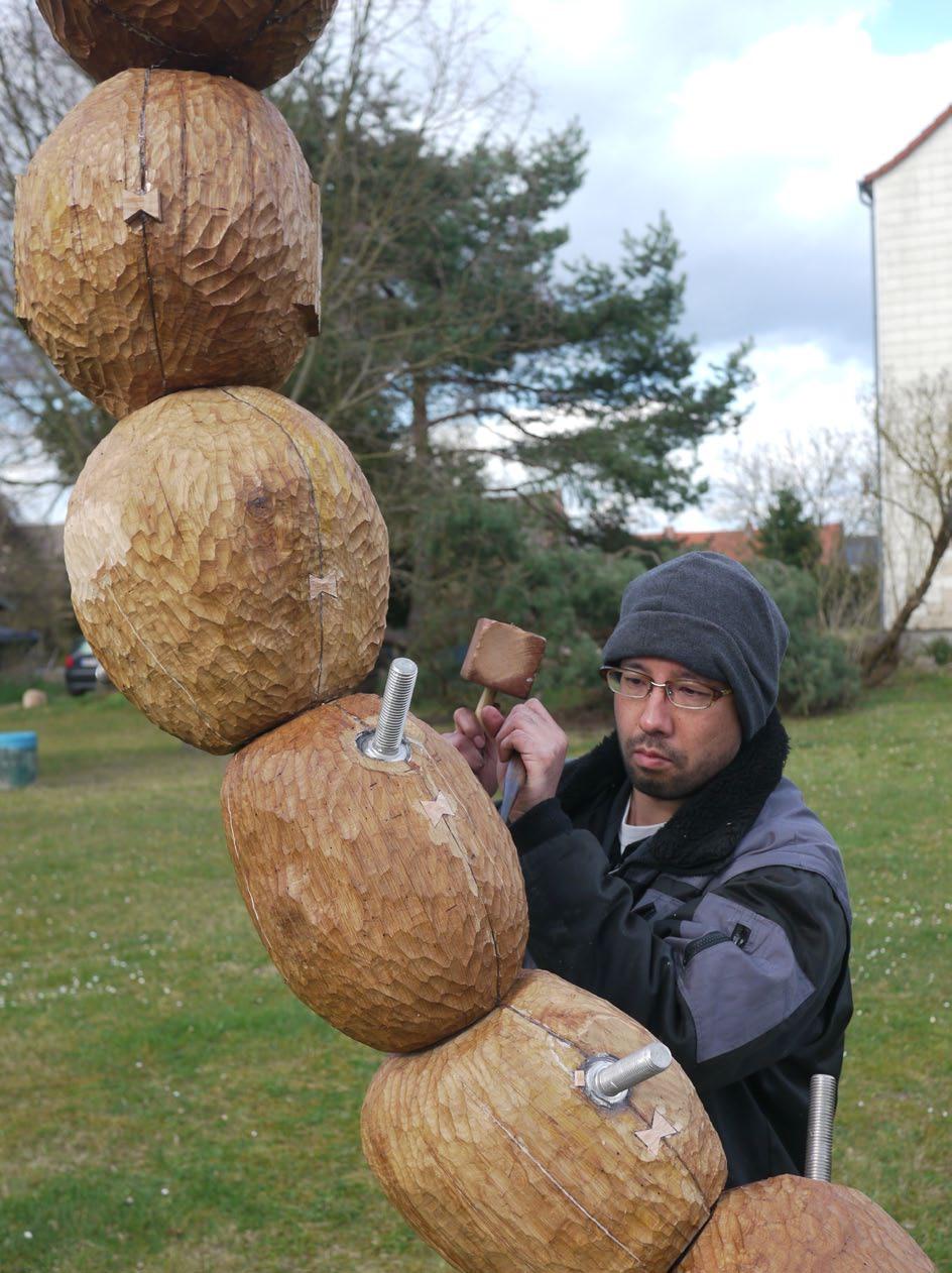 Aufbau der permanenten Skulptur von Wood Cell für den Dorfanger in Wagenitz.