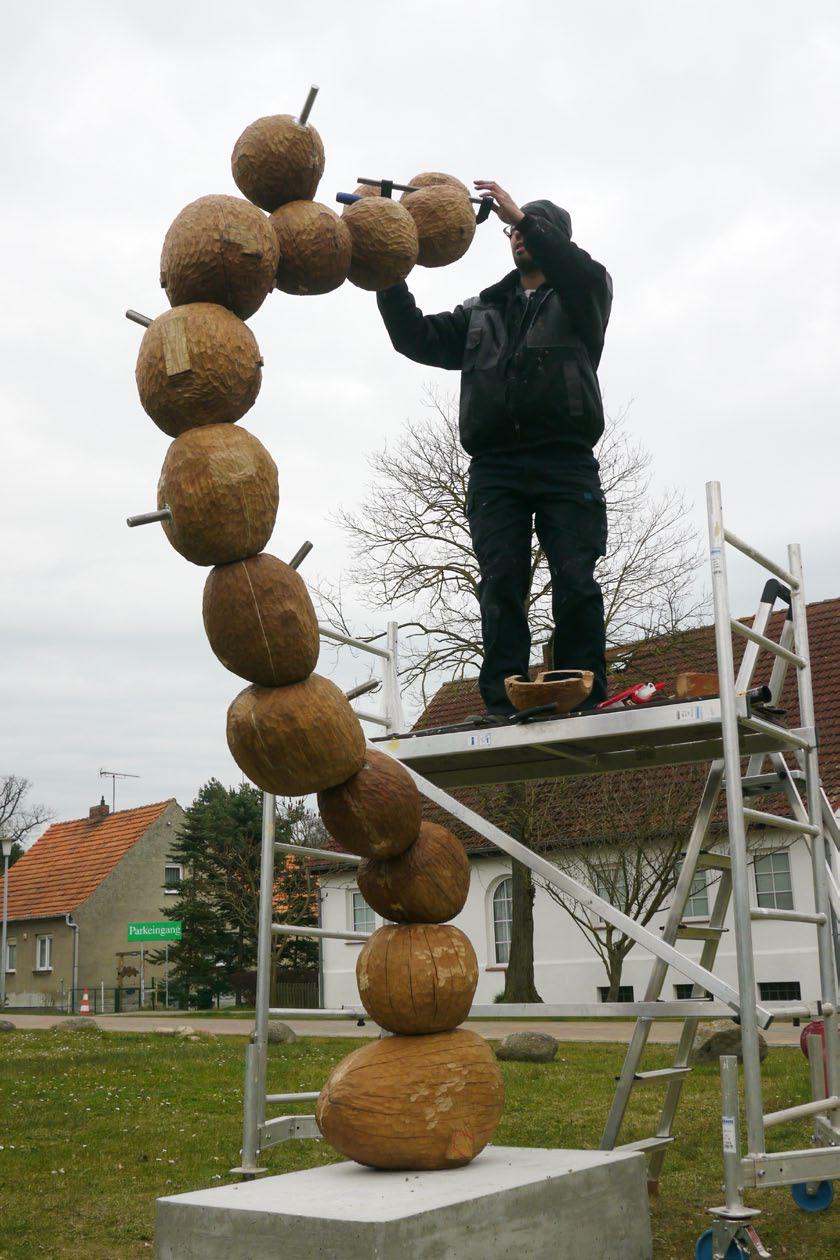 Aufbau der permanenten Skulptur von Wood Cell