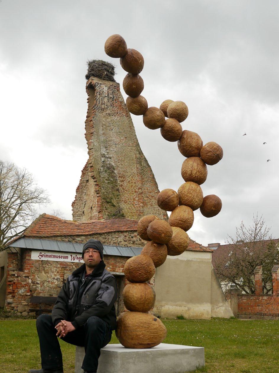 Nach Aufbau der permanenten Skulptur von Wood Cell für den Dorfanger in