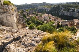 einem markanten Grat begrenzt, dem Arete Victor Martin. Bevor wir hier hinauf klettern, schauen wir uns nebenan eine große versinterte Höhle an.