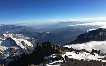 und ernste Stimmung taut auf. Spürbar ist die Erleichterung wahrzunehmen. Auch durch den hier zurückgelassenen Rucksack. Die Aussicht ist bestens.