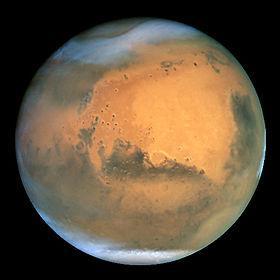 Der Mars Erd-ähnlichster Planet: Gesteinsplanet mit verkraterten Hochebenen, Lava-überfluteten Tiefebenen (hell) und