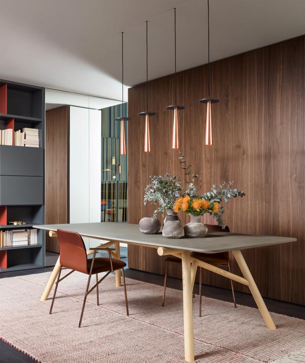 Holzvertäfelungen an den Wänden in Kombination mit natürlichen Farben im Möbel geben dem Wohn- oder Esszimmer einen Chalet-Charakter.
