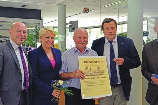 36 Auszeichnungen: Gold für Gabriele Gromke und Kfz-Meister Claus Schneider ENGAGEMENT: DIE POSITIVE ENTWICKLUNG UND FÖRDERUNG DES HANDWERKS HÄNGT OFT AM UNERMÜDLICHEN EINSATZ VON PERSÖNLICHKEITEN,