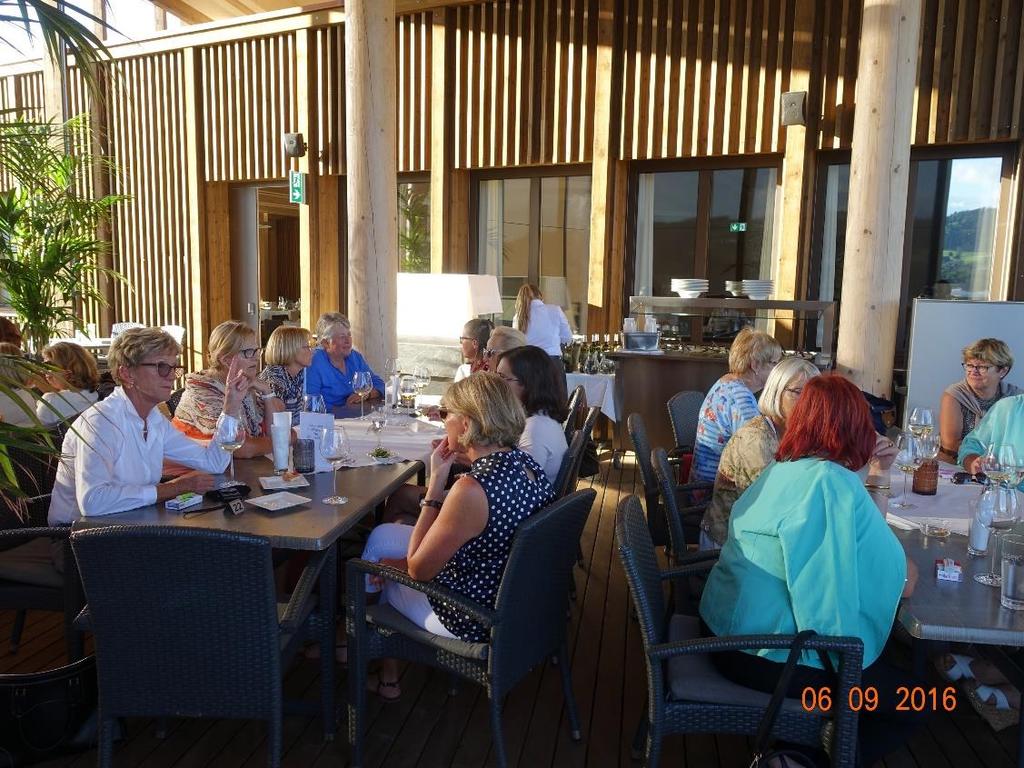 Am Ende der Runde und nach dem Duschen trafen sich die Ladies auf der «Baumhaus»-Terrasse zu einem feinen Apéro mit Häppchen und die untergehende Sonne brachte richtige Ferienstimmung auf die mit