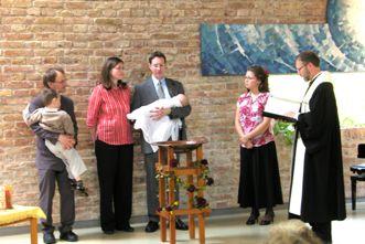 Ein Fest für Aron Im Gottesdienst am 6.4.08 feierte die Gemeinde mit den Eltern, Angehörigen und Taufpaten die Taufe von Aron Gutternigg. Aron ist das erste Kind von Daniela und Richard Gutternigg.