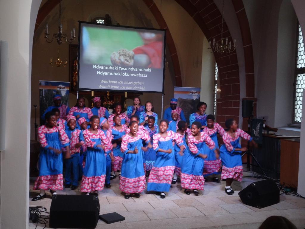 Foto: Knepper 4 AUS DER GEMEINDE Besuch aus Uganda zwei Mitarbeiter berichten Gemeindeabend über Vision für Afrika am 7. Februar Der Vision Choir swingt in der Langenhessener Kirche im Juni 2017.