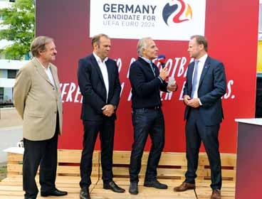Roadshow zur Bewerbung um die Fußball-EM 2024 war in Hamburg Bühnen-Talk mit Senator Grote, Bernd Hoffmann (HSV), Dirk Fischer (HFV) und Celia Sasic im Rahmen der Rollstuhlbasketball-WM im