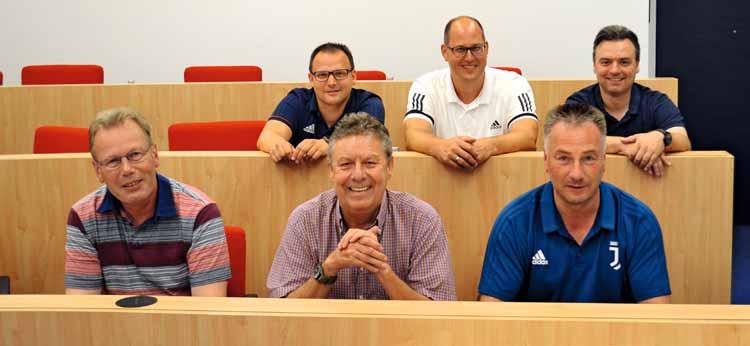 Nach der Begrüßung durch den Vorsitzenden der Schiedsrichterkommission Amateure, Helmut Geyer, informierte DFB-Lehrwart Lutz Wagner über die regeltechnischen Neuerungen zur neuen Saison.