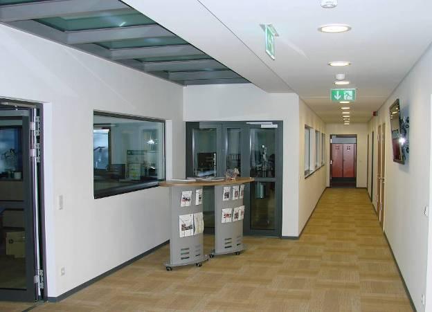 präsentieren zu können, Besucherraum der LZ Aschaffenburg Blick in den Bedienraum wurden bei der Planung der Leitzentralen spezielle Räume für die Öffentlichkeitsarbeit
