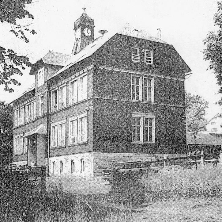 Im Jahre 1905 konnte in der Lauschaer Zeitung über folgendes Ereignis berichtet werden: Die Einweihung der neuen Schule in Ernstthal am Rennsteig am 27.