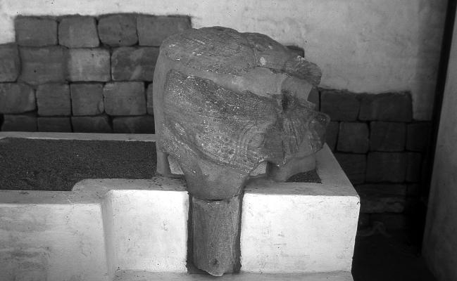 jede Objektgruppe erhielt ein Schild mit einer erklärenden Beschreibung auf Englisch und Arabisch. 3) Sie wurden auf den Rändern der Mastabas befestigt.