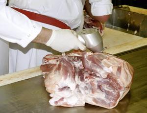 TECHNOLOGIE Traditionell wird Schinken aus der Schweinekeule hergestellt. Bereits aus dem Mittelalter sind Rezepte für deren Herstellung bekannt.