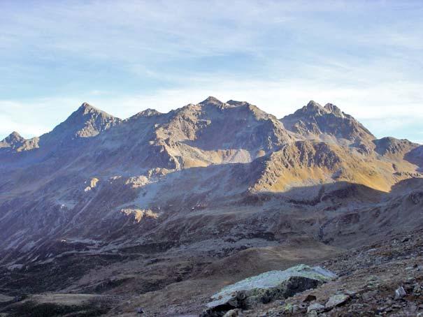 Kurz nach 10:00 Uhr erreichen die Höhe vom Scalettapass (2606 m): Blick zum Schwarzhorn.