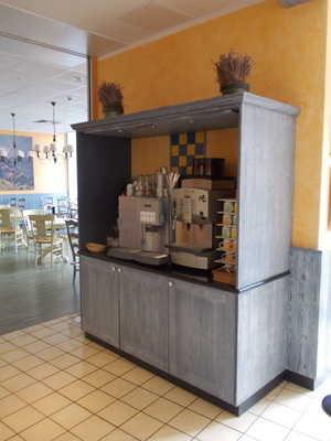 Speiseraum Speiseraum Theke im Speiseraum Schrank mit Kaffee und Tee Automaten Raum Engste