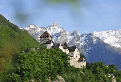 Vaduz. Die Residenz. Vaduz liegt auf rund 460 m.ü.m., zählt 5 500 Einwohner und ist der Hauptort von Liechtenstein.