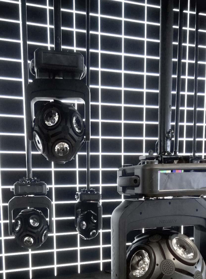 Kinetik Bühnentechnik, Sonderkonstruktion, bewegte Inszenierung Light Robot Show