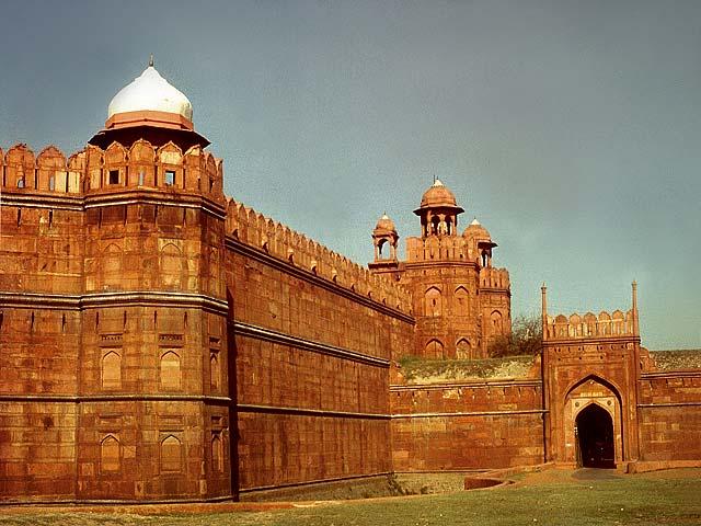 Am Morgen werden wir am Hotel abgeholt und sind unterwegs auf Besichtigungstour durch Alt-Delhi. Besonders beeindruckend ist das Rote Fort, dessen gewaltige Mauern schon von weitem sichtbar sind.